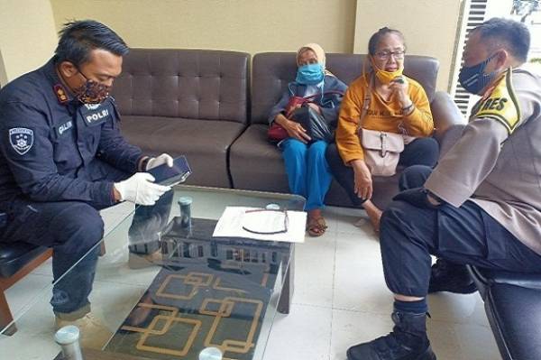 Tepergok Mencuri, Dua Pemuda di Bandung Aniaya Nenek-nenek