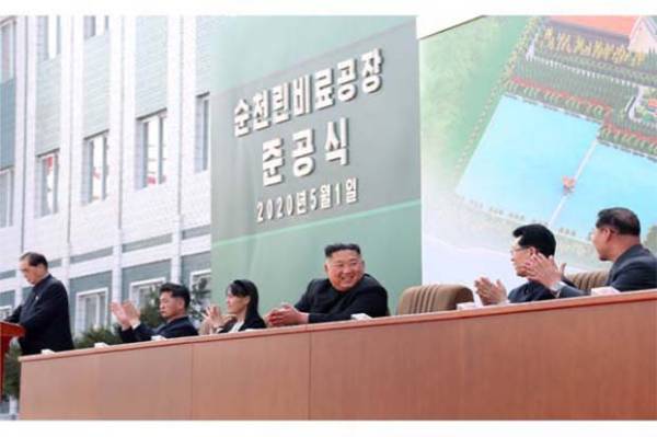 Diisukan Mati, Kim Jong-un Tampil Potong Pita Peresmian Pabrik Pupuk