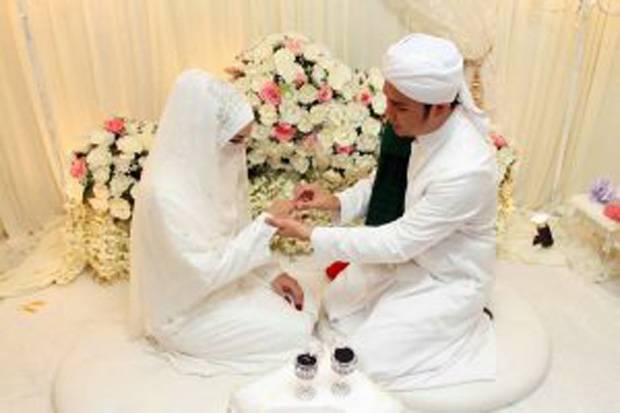 Hukum Mencium Istri Saat Puasa Ramadhan, Bolehkah?