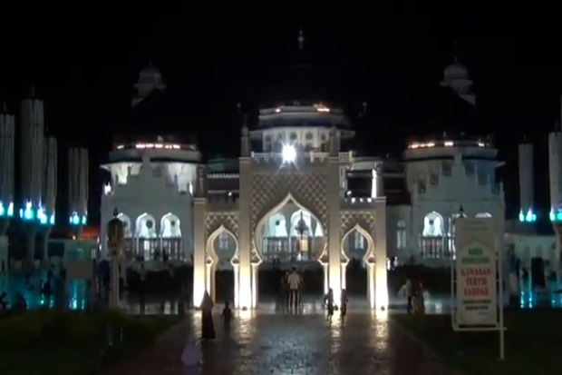 Alunan Takbir Warga Menggema di Masjid Raya Baiturahman Banda Aceh