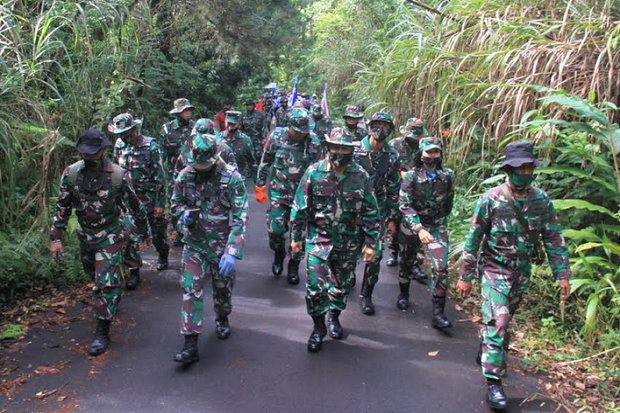Jaga Kemampuan Fisik, Prajurit Lantamal VIII Latihan di Gunung Mahawu