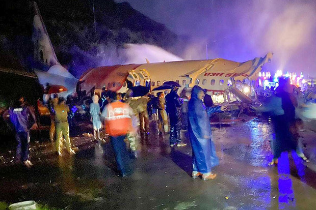 Pesawat Air India Expres Terbelah Dua Saat Mendarat, 14 Tewas